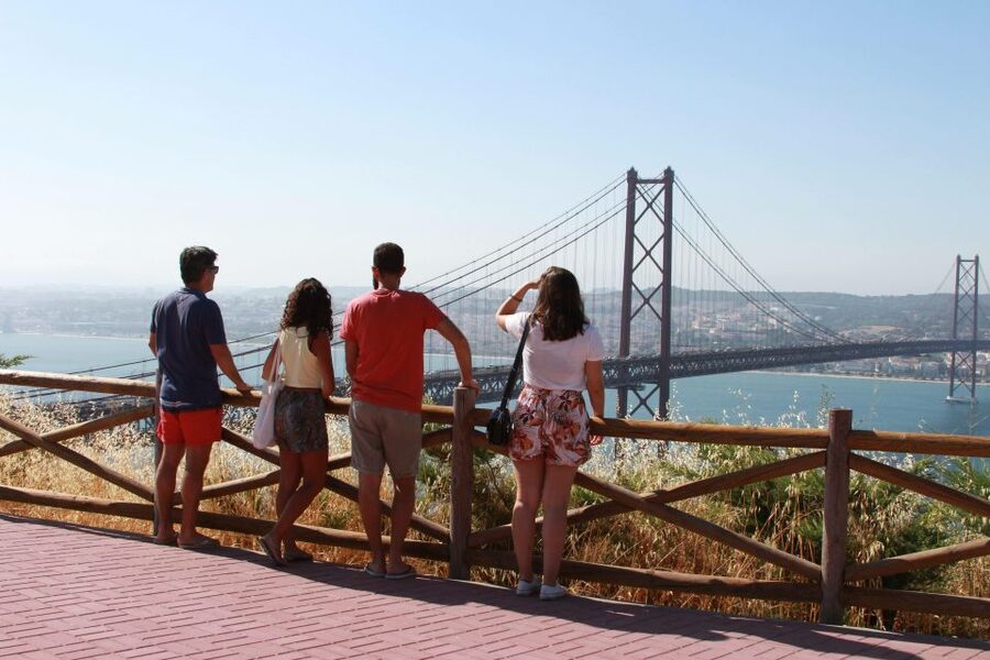 Lisbon: Arrábida and Sesimbra Day Trip with Wine - Who should book this day trip?