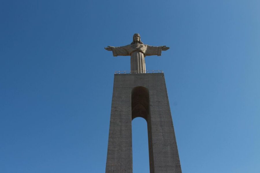 Lisbon: Arrábida and Sesimbra Day Trip with Wine - Sesimbra, seafood, and a short Atlantic break