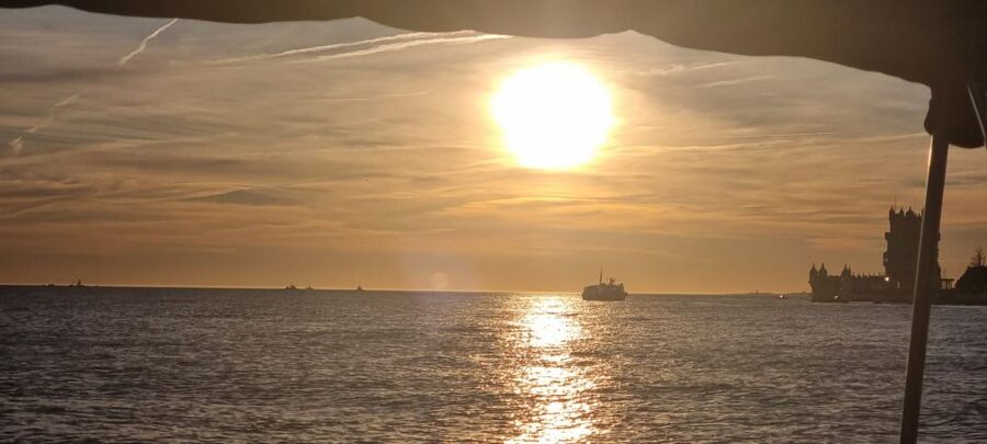 Lisbon: Boat Tour with Champagne - Cristo Rei and the south bank