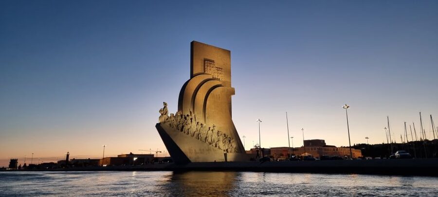 Lisbon: Boat Tour with Champagne - Commerce Square, Cais do Sodré, and the old city