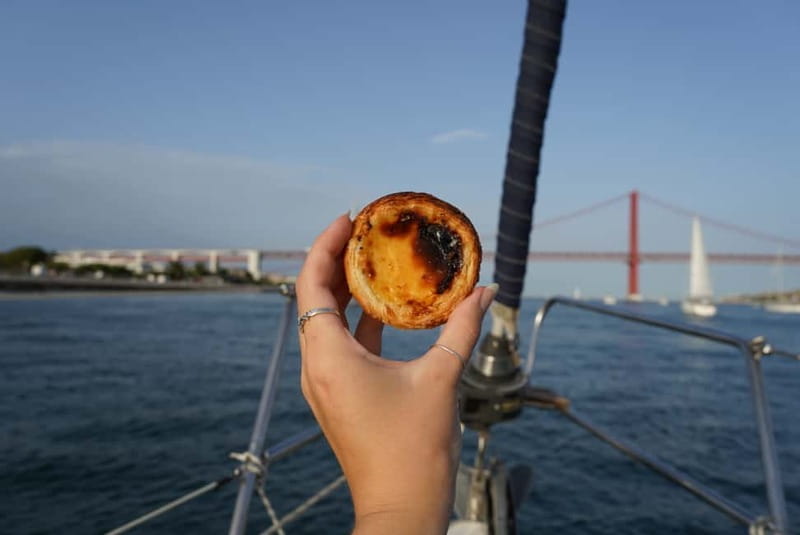 Lisbon: Daytime or Sunset Boat Cruise with History and Wine - Green wine and the onboard atmosphere