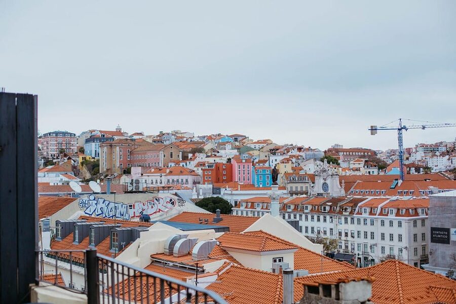Lisbon: Evening Food & Wine Tour in Bairro Alto - How much food and drink should you expect?