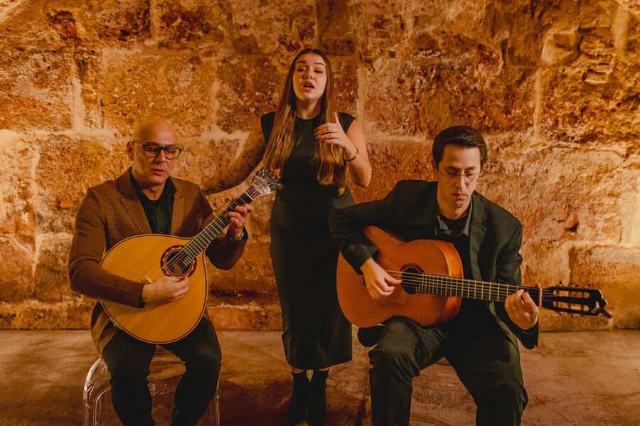 Lisbon: Fado Show and Wine inside Medieval Walls - Arriving at the medieval wall near Sé Cathedral