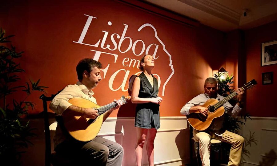Lisbon: Live Fado Show with Port Wine at Lisboa em Fado - A small room for a very Portuguese art
