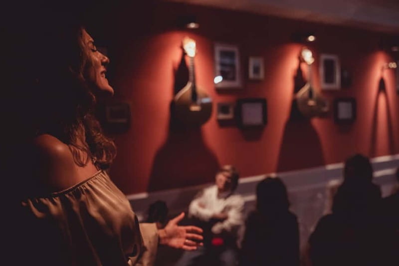 Lisbon: Live Fado Show with Port Wine at Lisboa em Fado - Comfort, access, and practical limits