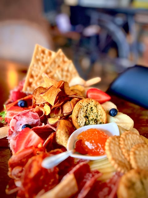 Lisbon: Premium Wine and Tapas Tasting Session - Five wines, from north to south without leaving Lisbon