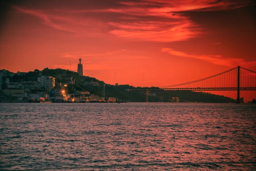 Lisbon: Sailboat Tour w/ Local Guide and Open Bar Green Wine - Why this small sailboat works so well