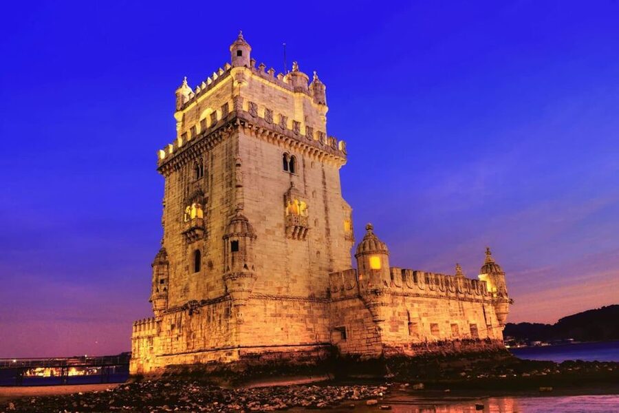 Lisbon: Sailboat Tour w/ Local Guide and Open Bar Green Wine - Commerce Square and the final return