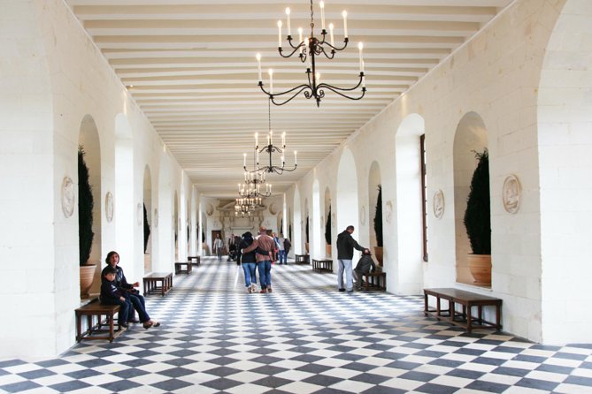 Loire Valley Castles Day Trip from Paris with Complementary Wine - What the guide adds, and where the format falls short