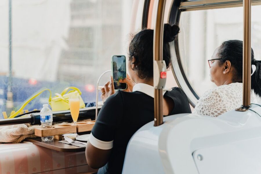 London: Afternoon Tea Bus with a Glass of Prosecco - What the hosting adds to the experience