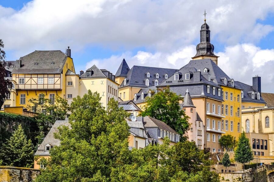 Luxembourg City: Walking Tour with Optional Wine Tastings - How the guide shapes the experience