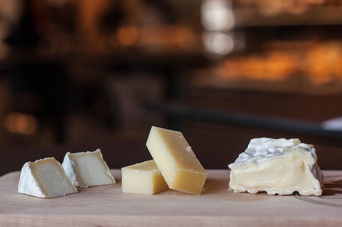 Lyon Old Town Food Tour with 6 French Delicacies & Fine Wine - Medieval lanes, traboules, and the shape of old Lyon