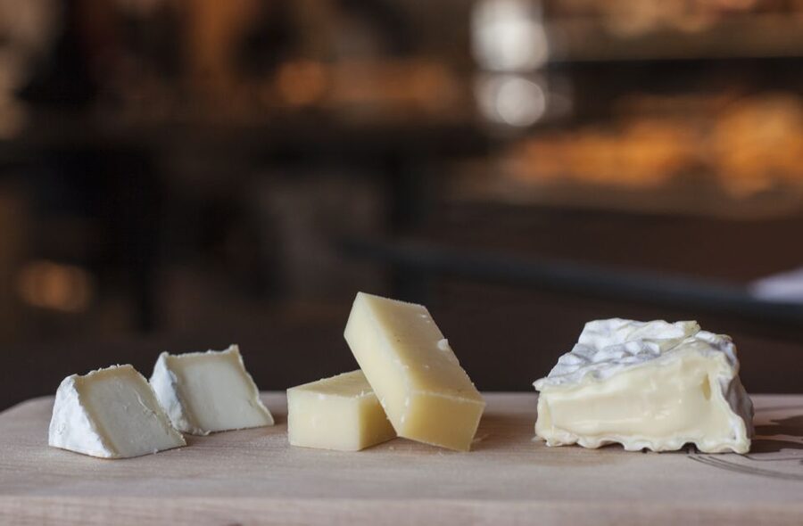 Lyon: Old Town Food Tour with 6 French Food Tastings & Wine - Starting among the traboules of Vieux Lyon