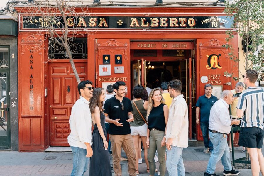 Madrid: Flamenco Show with Tapas and Wine Tour - Inside the intimate flamenco tablao