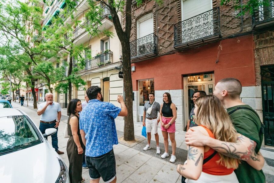 Madrid: Food & Wine Tour with 10 Tapas & 4 Drinks Included - Who should book this experience?