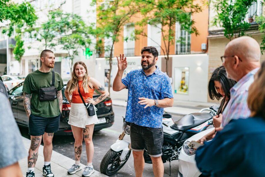 Madrid: Food & Wine Tour with 10 Tapas & 4 Drinks Included - Why the short walking distance matters