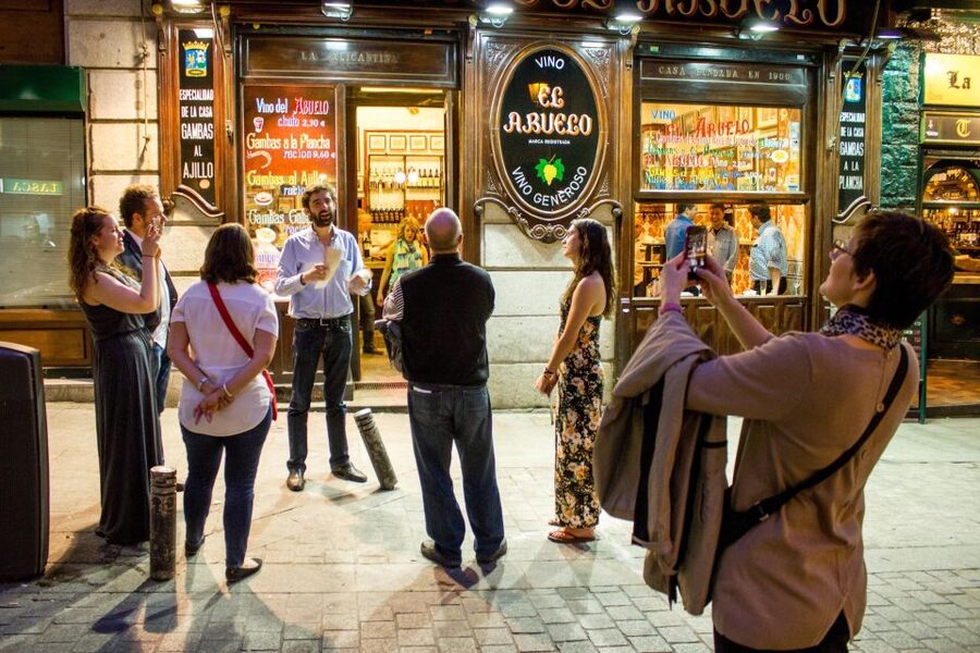 Madrid: Tapas & Wine Tasting Tour with Local Guide - Stop four: old Madrid and the final plates