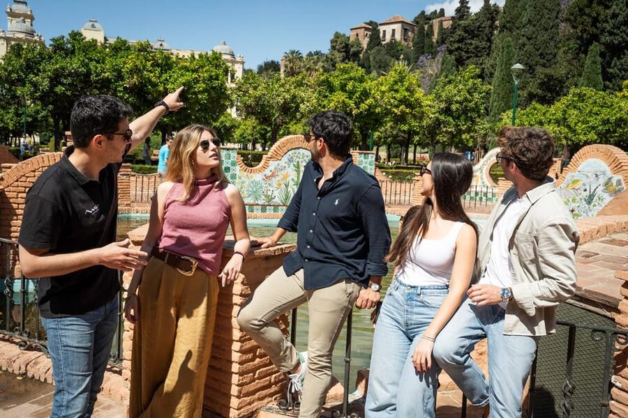 Málaga: Tapas, Wine & Rooftops Private Tour - History and architecture between the bars
