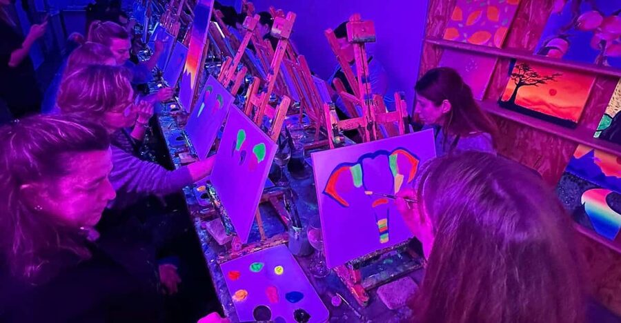 Málaga: Wine Gogh Glow Academy Paint and Sip Class - How much value do you get for $44?
