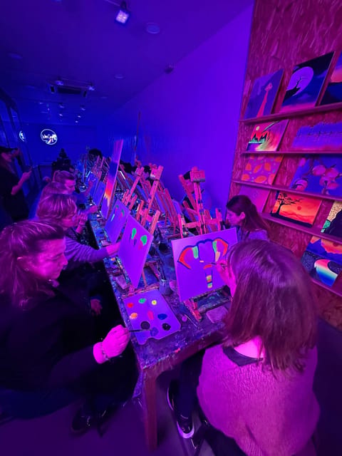 Málaga: Wine Gogh Glow Academy Paint and Sip Class - What the 2.5-hour schedule feels like