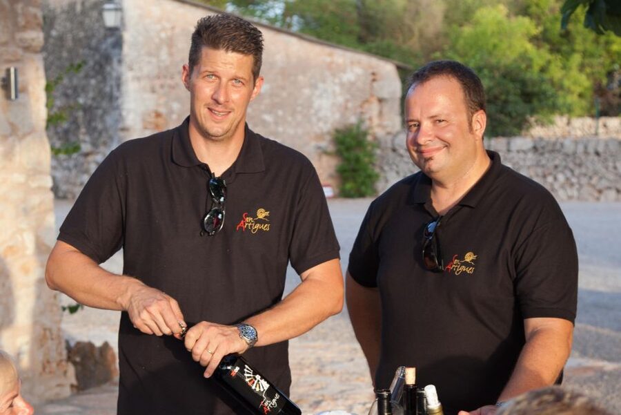 Mallorca: Private Wine Tour with Tasting and Picnic - Walking the vineyard with a winemaker