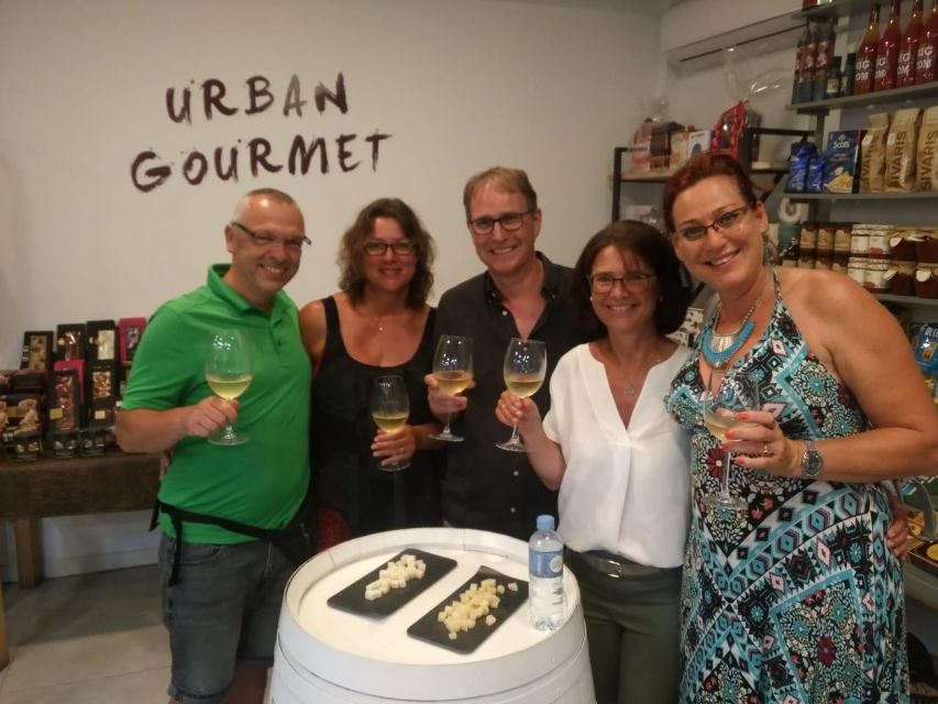 Marbella: Tour of the Old Town with Tapas & Wine - Tapas and wine at a traditional restaurant
