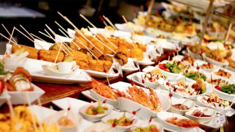 Marbella: Tour of the Old Town with Tapas & Wine - Starting at the Alameda fountain