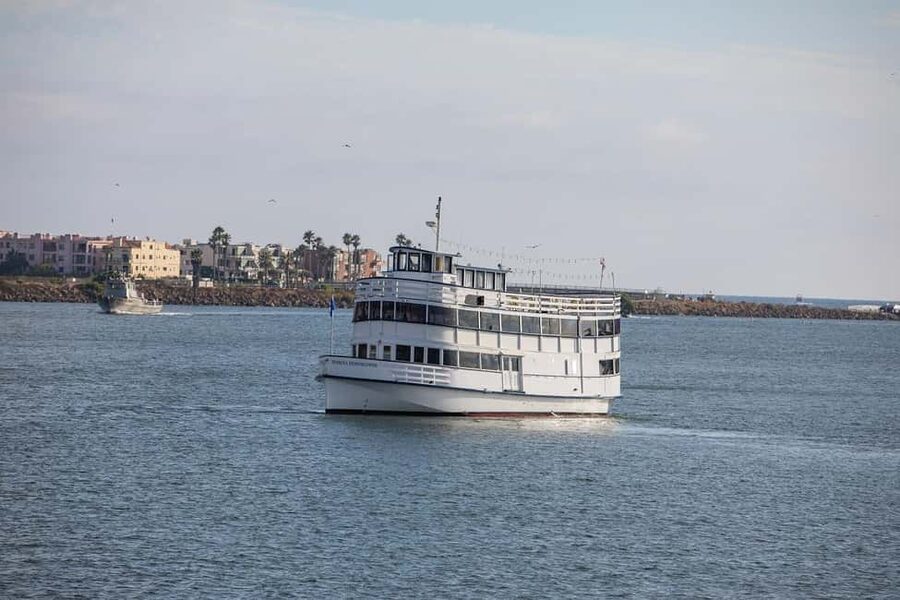 Marina del Rey: City Cruises Champagne Brunch Cruise - Live entertainment and the mood on board