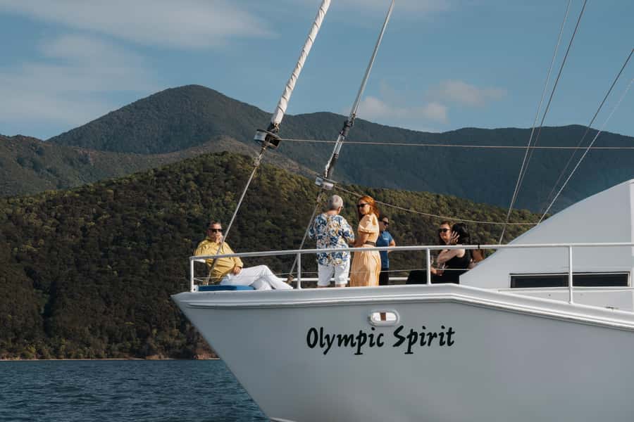 Marlborough: Full-Day Wine and Seafood Tour with Cruise - Lunch before the boat