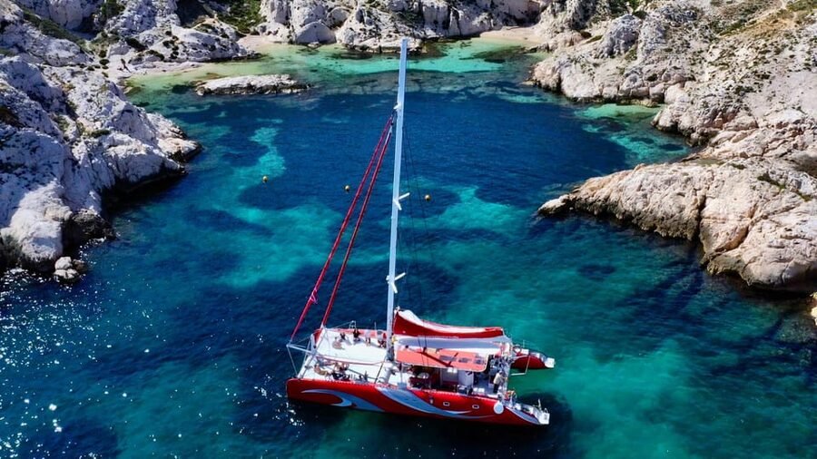 Marseille : Calanques Catamaran Cruise with Lunch & Wine - Sugiton closes the sightseeing circuit