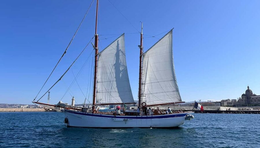 Marseille: Calanques Sailing Cruise with Lunch and Wine - Sailing Back Through the Riou Archipelago