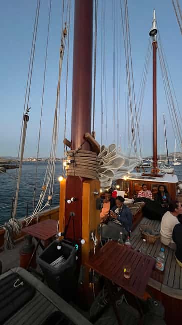 Marseille: Evening sailboat trip to the Calanques du Frioul with buffet and organic wine - Sailing out from the Old Port