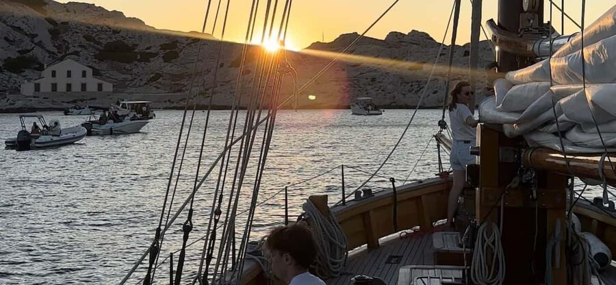 Marseille: Evening sailboat trip to the Calanques du Frioul with buffet and organic wine - Dinner from La Casa Consolat