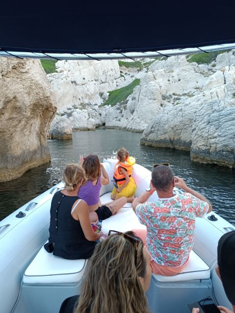 Marseille: Sunset Boat Cruise with Rosé Wine & Snacks - Boat comfort, group size, and accessibility