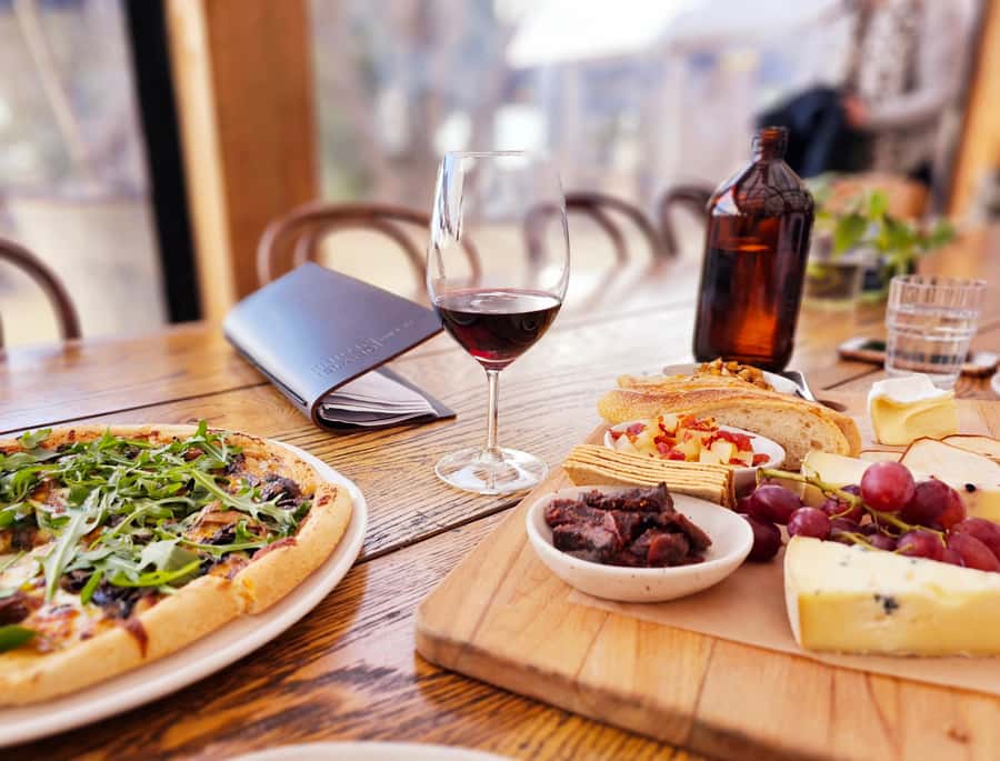 Melbourne: Boutique Phillip Island Wine, Dine & Penguin Tour - Flynns Beach adds a brief wildlife pause