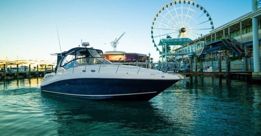 Miami: Private Yacht Cruise with Champagne - Champagne, music, and the onboard setup