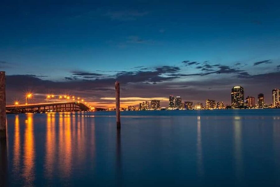 Miami Sunset Champagne Cruise with Skyline Views & Music - Finding the boat at 401 Biscayne Boulevard
