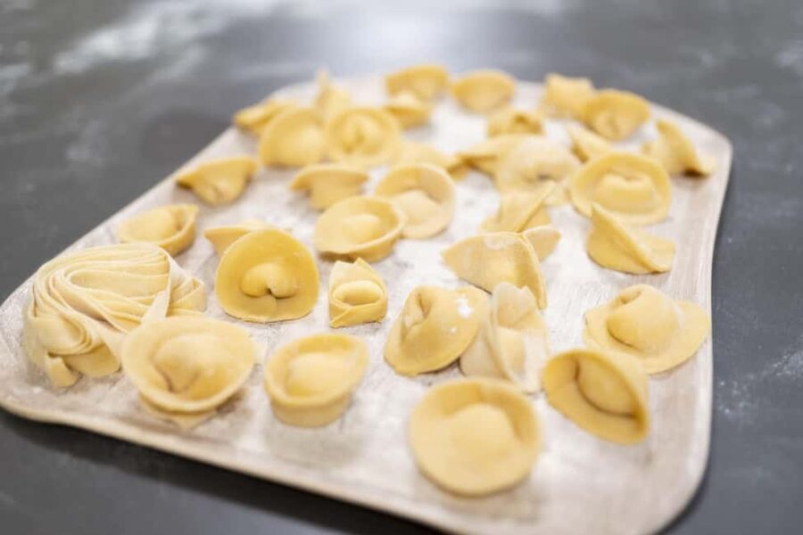 Milan: Pasta, Gnocchi and Tiramisù Cooking Class with Wine - Making pasta and ravioli from scratch