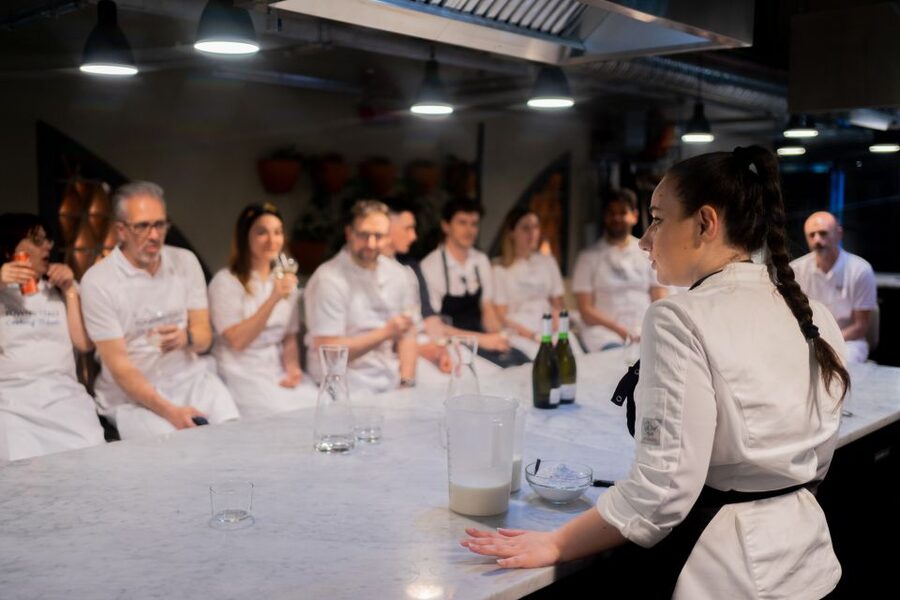 Milan: Pizza or Pasta and Gelato-Making Class with Wine - Wine, olive oil, and the social side of the class
