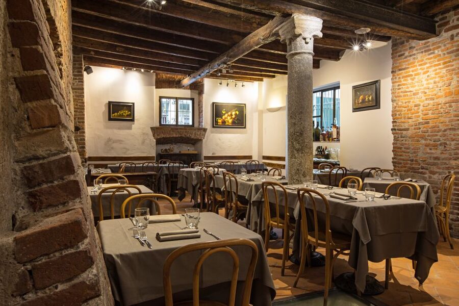 Milan: Wine Tasting Experience in the City Centre - The social side of the tasting