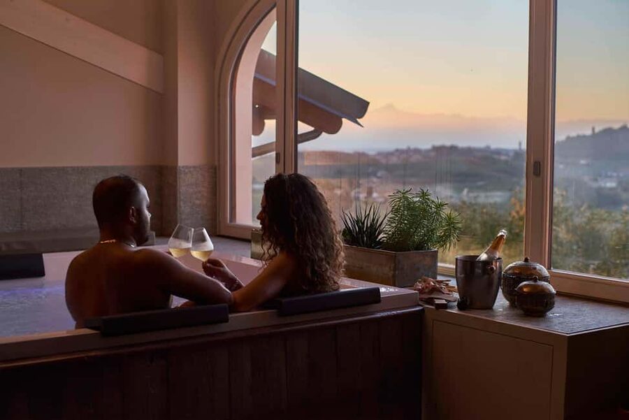 Monforte d'Alba: Jacuzzi Ritual with Wine Tasting - Spumante Letizia before the tasting