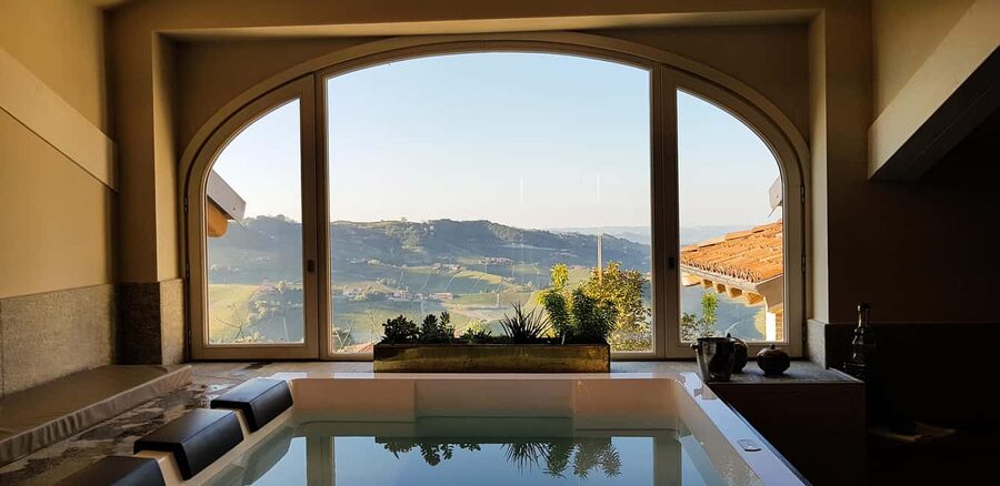 Monforte d'Alba: Jacuzzi Ritual with Wine Tasting - The ancient barrel shower