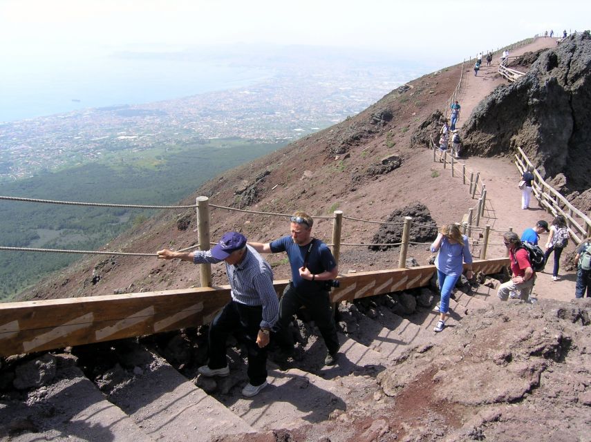 Mount Vesuvius 4-Hour Volcano Tour with Wine Tasting - Guides, languages, and the human side of the tour