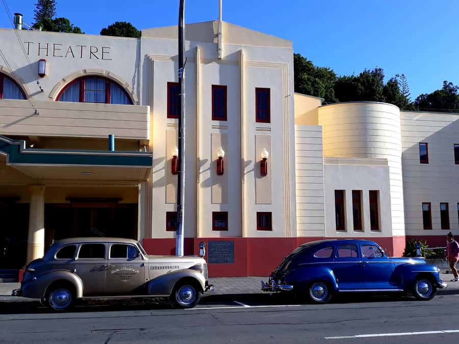 Napier: Art-Deco + Te Mata Peak+ Garden Walk + Wine Tasting - Sitting down at Askerne Estate
