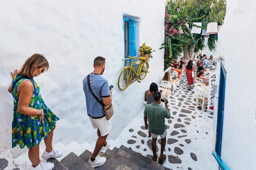 Naxos: Naxos Town Food Tour with Tastings and Wine - Expect traditional dishes in generous portions