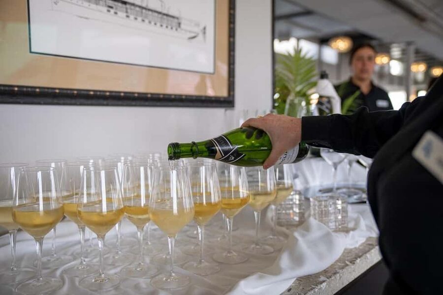 Newport Beach: City Cruises Champagne & Brunch Buffet Cruise - Brunch on a yacht, with Newport Harbor doing the scenery