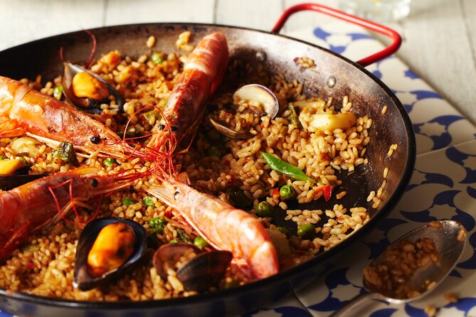 Paella Class & Bottomless Wine: Las Ramblas Views - Practical details that can affect your evening