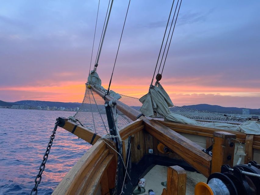 Palamós: Sunset Boat Tour with Glass of Cava - Palamós red prawns and the food choice