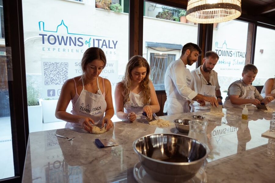 Palermo: Pizza and Gelato Cooking Class with Dinner and Wine - Learning the difference between sfincione and Neapolitan pizza