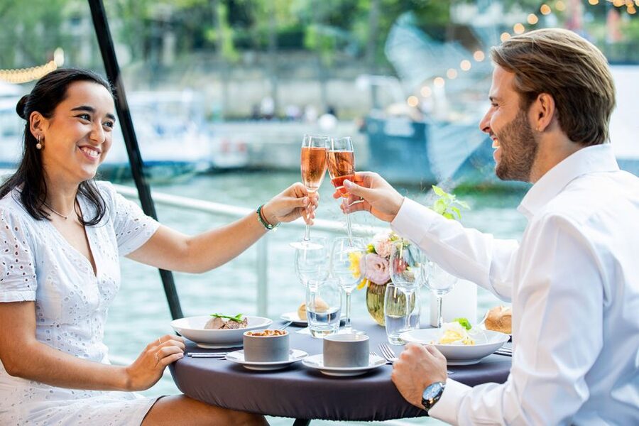 Paris: 3-Course-Dinner Cruise with Wine on the Seine River - Choosing your table and deciding on front seating